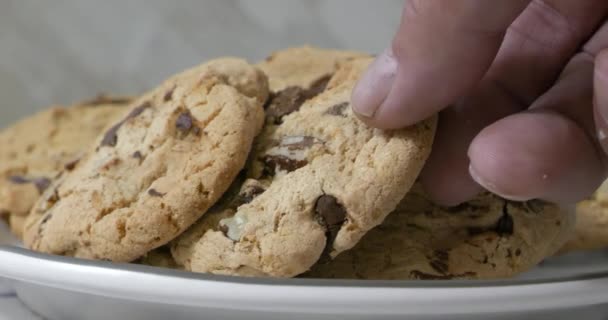 Primer Plano Una Mano Tomando Una Galleta Chispas Chocolate Plato — Vídeo de stock