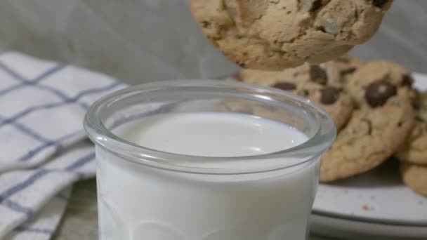 Einen Schokoladenkeks Ein Glas Milch Zeitlupe Werfen — Stockvideo
