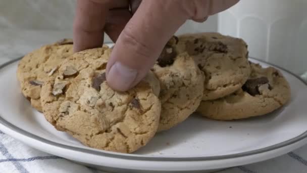 Παίρνοντας Ένα Μπισκότο Σοκολάτας Από Ένα Πιάτο Αργή Κίνηση — Αρχείο Βίντεο