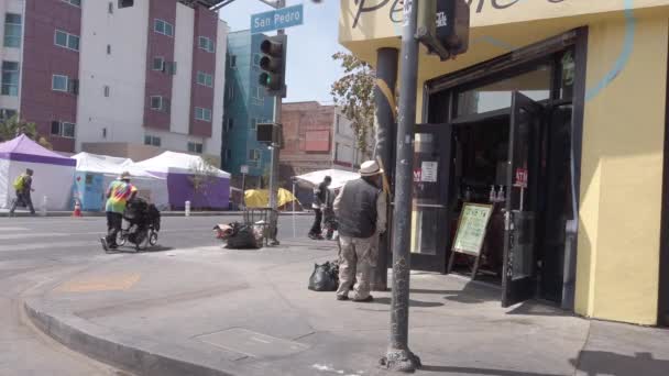 로스앤젤레스 Usa 2021 로스앤젤레스 스키드로 지구의한 모퉁이에서 노숙자들 내려놓음 — 비디오