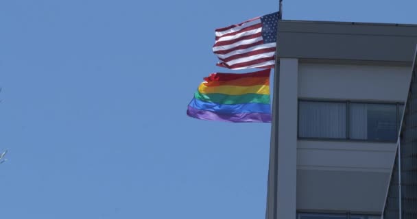 Estados Unidos Bandera Del Orgullo Gay Colgando Una Azotea Soplando — Vídeos de Stock