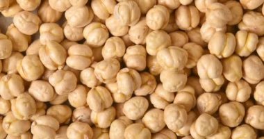 Kavrulmuş, kurumuş nohutlar.