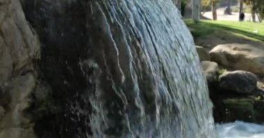 Vahşi doğa parkında güzel bir şelaleye ateş etti.