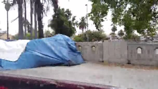 Los Angeles Usa April 2021 Homeless Encampment Lining Sidewalk Surrounding — Stock Video