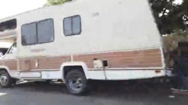 Venice, CA USA - 19 Temmuz 2021: Evsiz çadırlar ve karavanlar Venedik Kaliforniya 'da sokak hizasında