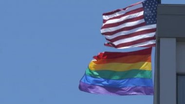 Birleşik Devletler ve gay gurur bayrağı rüzgarda birlikte dalgalanıyor