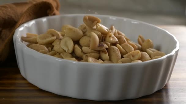 Amendoins Com Casca Caindo Uma Tigela Super Câmera Lenta — Vídeo de Stock