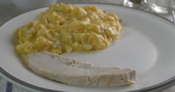 Servir Rebanadas Pechuga Pollo Asado Rodajas — Vídeos de Stock