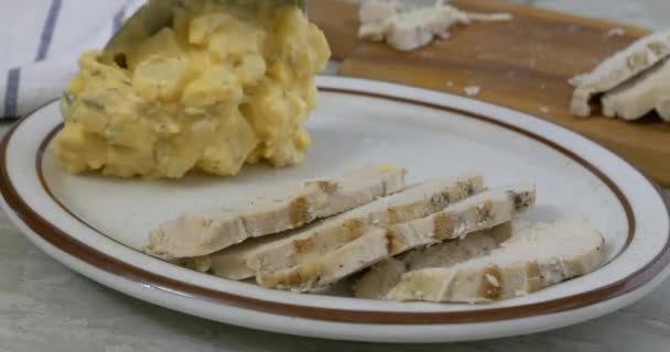 Senfkartoffelsalat Auf Einem Teller Mit Geschnittener Hühnerbrust Löffeln — Stockvideo