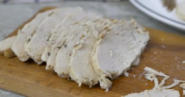 Kesme tahtasından bir parça tavuk göğsü almak yüksek açı, yavaş çekim