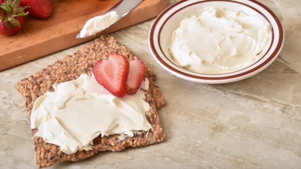 Oprirea Unei Pâine Crocantă Fără Gluten Brânză Cremă Căpșuni Oprește — Videoclip de stoc