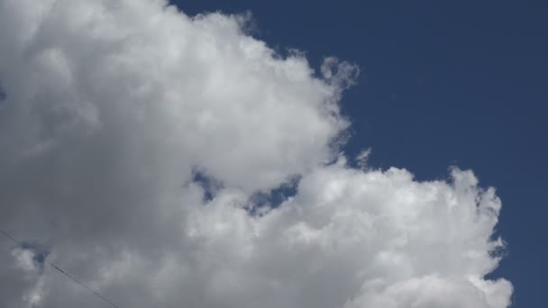 Lapso Tiempo Una Nube Cúmulo Que Mueve Contra Cielo Azul — Vídeo de stock