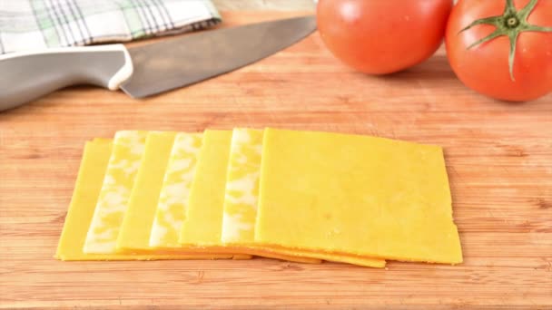 Colby Scheiben Und Cheddar Käse Verschwinden Von Einem Schneidebrett Stop — Stockvideo