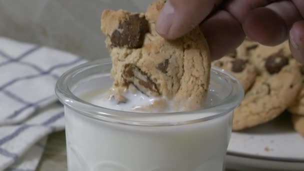 Een Stukje Chocoladekoekje Een Glas Melk Stoppen Slow Motion — Stockvideo