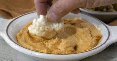 Karnabahar çiçeğini humus kasesine daldırmak süper ağır çekim