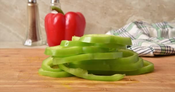 Green Pepper Slices Vanishing Cutting Board Stop Motion Animation — Stock Video