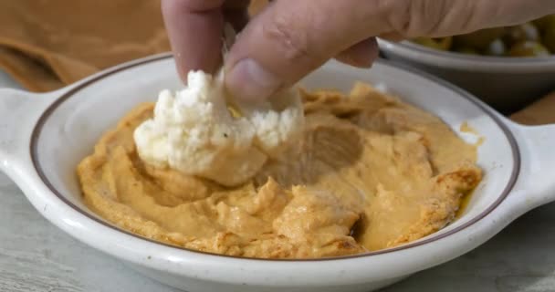 Immergere Fiore Cavolfiore Una Ciotola Hummus Super Slow Motion — Video Stock