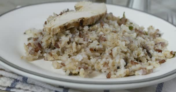 Colocación Pechuga Pollo Asada Rodajas Plato Con Arroz Vapor — Vídeos de Stock