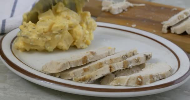 Lepelende Mosterd Aardappelsalade Een Bord Met Gesneden Kip Borst Slow — Stockvideo