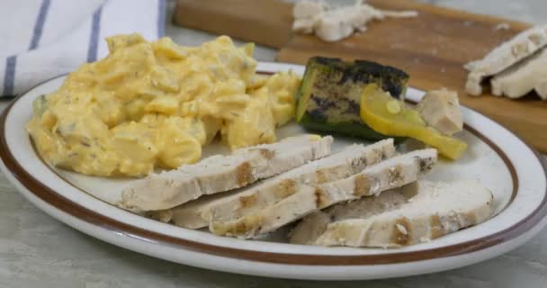 샐러드와 닭고기 가슴살이 야채를 접시에 — 비디오