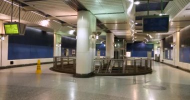 LOS ANGELES, CA USA - 16 Mart 2020 Sunset ve Vermont 'ta normalde kalabalık olan metro istasyonu Coronavirus korkusu sırasında terk edilmiştir.