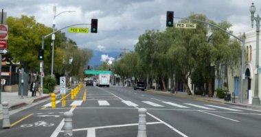 LOS ANGELES, CA USA - 24 Mart 2020: Los Angeles şehir merkezinden ayrılan ana cadde Coronavirus karantinası sırasında tamamen terk edilmiş