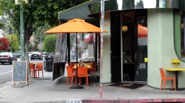 LOS ANGELES, CA USA - 16 Mart 2020: Coronavirus korkusu sırasındaki paket servisi dışında Vermont Caddesi 'ndeki bir kaldırım restoranı kapatıldı