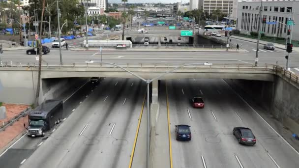 美国加利福尼亚州洛杉矶 2020年3月25日 在电晕病毒爆发期间 洛杉矶市中心高速公路和街道交通繁忙 交通繁忙 — 图库视频影像