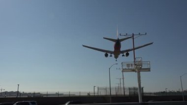 Jet uçağı Los Angeles Uluslararası Havaalanına iniyor.