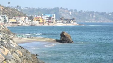 Malibu yakınlarındaki Güney Kaliforniya sahili.