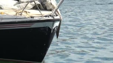 Rıhtıma bağlı mavi bir teknenin pruvası