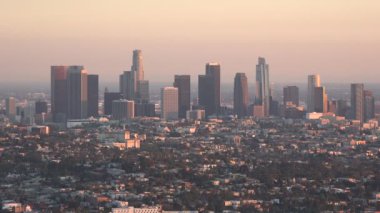 Los Angeles gökyüzü öğleden sonra güneşli.
