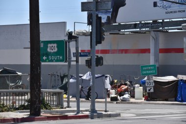 Los Angeles, CA USA - 30 Haziran 2021: Los Angeles 'taki 101. Otoyol girişindeki evsiz kampı
