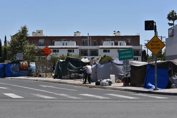 Los Angeles Usa Června 2021 Tábor Bezdomovců Vjezdu Hollywoodskou Dálnici — Stock fotografie