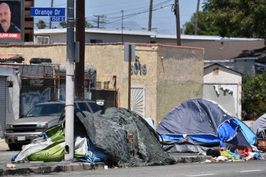 Los Angeles, CA USA - 30 Haziran 2021: Evsiz kampı evlerin önünde Venice Bulvarı 'nda Los Angeles' ın batı ucunda bir trafik adası