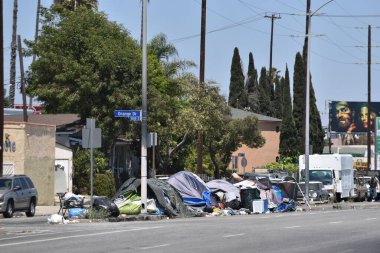 Los Angeles, CA USA - 30 Haziran 2021: Venice Bulvarı 'ndaki bir trafik adasında evsiz kampı