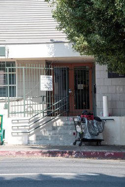 Los Angeles, CA USA - 12 Temmuz 2021: Kaldırımda bir evsizin alışveriş arabası