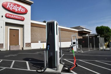 Los Angeles, CA USA - 21 Temmuz 2021: Ralphs Market otoparkındaki elektrikli araç şarj istasyonları
