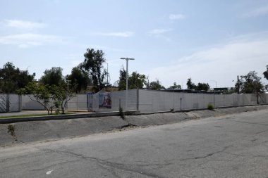 Kuzey Hollywood, CA USA - 28 Mayıs 2021: Evsizler için Alexandria Park Tiny Home Village Los Angeles 'ın en büyüğü