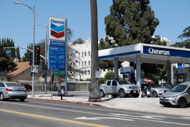 Los Angeles, CA USA - 6 Ağustos 2021 Los Angeles 'ın Los Feliz mahallesindeki bir istasyonda benzin fiyatları şok edici