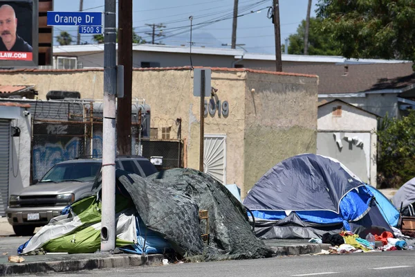Los Angeles Eua Junho 2021 Acampamento Para Desabrigados Frente Casas Imagens De Bancos De Imagens