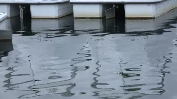 Spiegelungen Wasser Einer Bucht Von Einem Boot Aus — Stockvideo