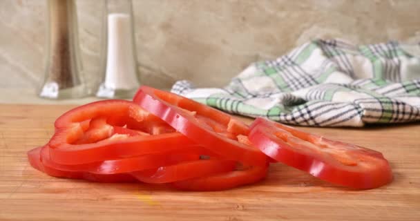 Pimienta Roja Rodajas Que Desaparece Una Tabla Cortar — Vídeos de Stock