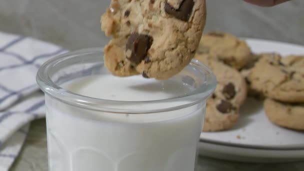 Βουτώντας Ένα Γκουρμέ Μπισκότο Σοκολάτας Ένα Ποτήρι Γάλα Αργή Κίνηση — Αρχείο Βίντεο