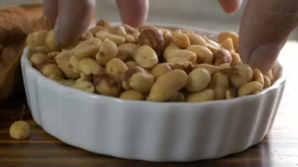 Dedos Tomando Torrado Amendoins Salgados Fora Uma Tigela Close Câmera — Vídeo de Stock