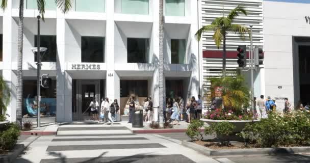 2021年8月1日 在美国加州贝弗利山庄 Beverly Hills Usa 在牛仔大道 Rodeo Drive 的爱马仕商店前 一排戴着口罩的顾客 — 图库视频影像