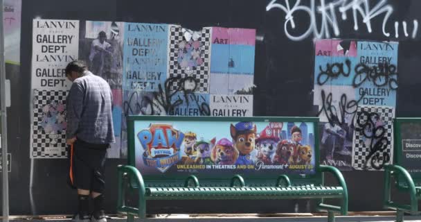 2021年7月31日 美国加利福尼亚州洛杉矶 一个无家可归的男人在洛杉矶的一个公共汽车站台上小便 — 图库视频影像