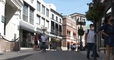 Beverly Hills, CA USA - 12021: Beverly Hills 'teki güzel Avrupa tarzı avludaki veya Rodeo Drive' daki lüks perakende mağazaları