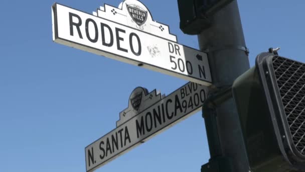 Pouliční Značka Slavné Křižovatce Rodeo Drive Santa Monica Boulevard — Stock video