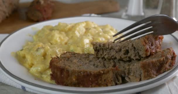 Gaffel Full Nybakat Köttfärslimpa Med Potatissallad Närbild — Stockvideo